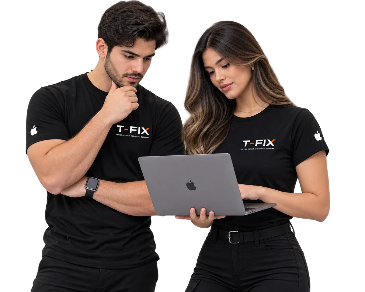 Los dos técnicos de T-FIX, en camiseta negra con el logo, revisando juntos una MacBook.